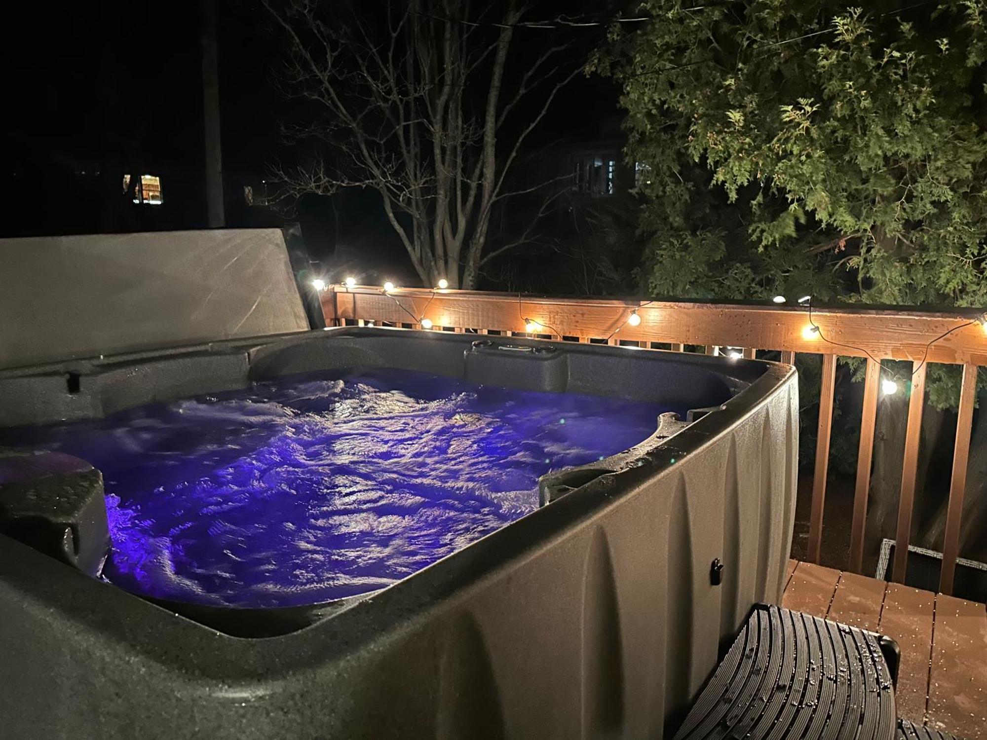 Hot Tub, Electric Bikes, Solo Stove, Projector, Smores Марблгед Екстер'єр фото