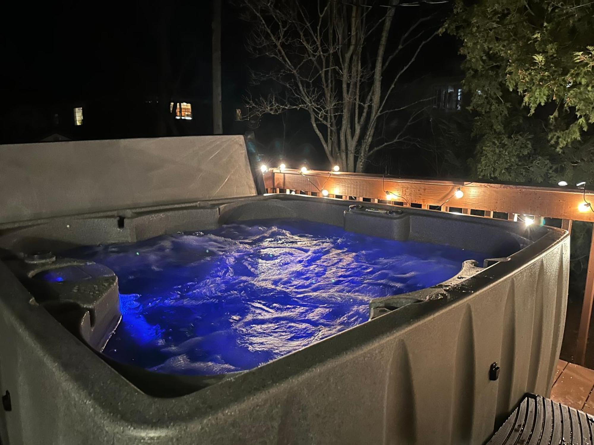 Hot Tub, Electric Bikes, Solo Stove, Projector, Smores Марблгед Екстер'єр фото