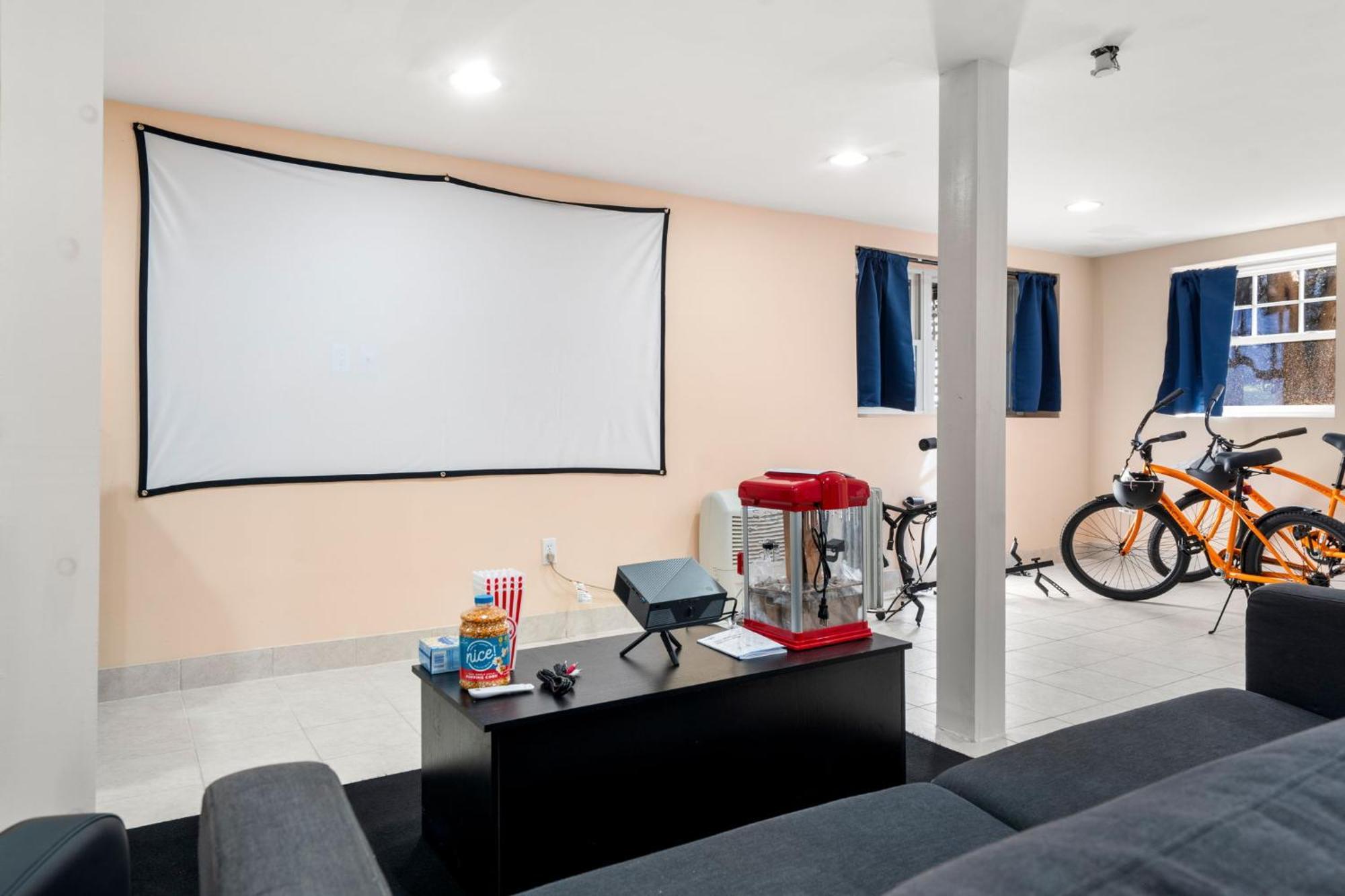 Hot Tub, Electric Bikes, Solo Stove, Projector, Smores Марблгед Екстер'єр фото